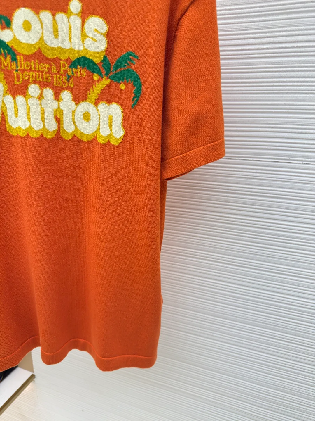 LOUIS VUITTON coconut woolen short sleeves ●Authentic product: 9000 purchased and developed ●Item number: 1680399-A65 ●Fabric: combed cotton fabric ●Technology: woolen fabric ●Version: fitted version ●Weight: about 265 grams ●Size: XS-S-M-L ●Description: The yarn is 2/40 count 100% combed cotton, and all colors are set-dyed. Since this set of yarn is bobbin dyed, the dyeing time is long; the weaving piece is a 14-needle German STOLL machine, and the weaving time is 135 minutes per piece. Since the front and back pieces are made of local jacquard hanging wool, a lot of floating threads will be produced when weaving the piece. The floating thread needs to be slowly pulled out later and the thread ends are hooked up, which is more time-consuming; the sewing disc is stitched with a 20-needle disc. The overall wiring is straight and delicate, the fabric is comfortable and soft, and the color is consistent without color difference. It can be matched with the same style to create a fashionable look and control various occasions. Customized accessories, complete with three standards, same style for men and women!